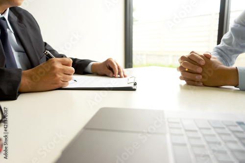 Foto The businessman boss or hr is investigating