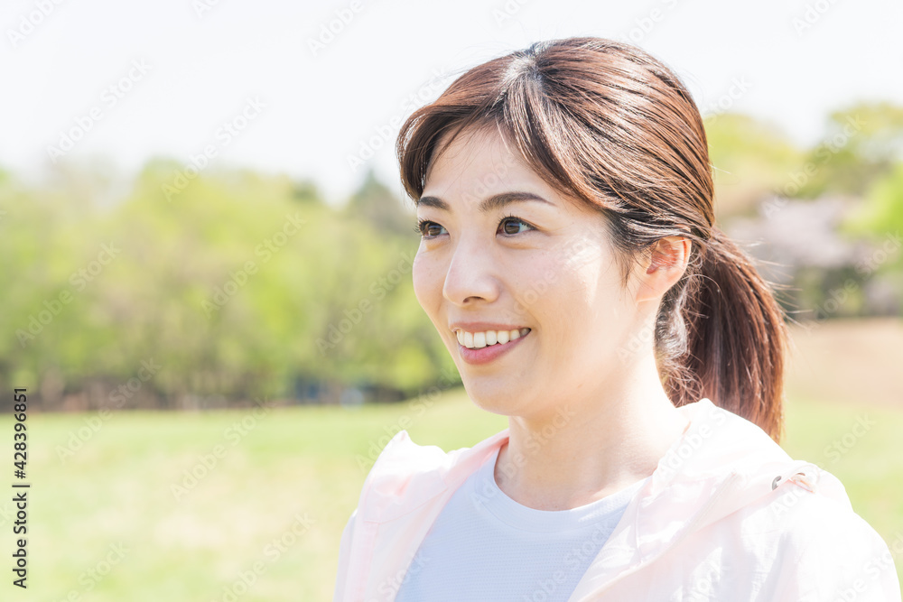 公園で運動をする女性 公園で運動をする女性