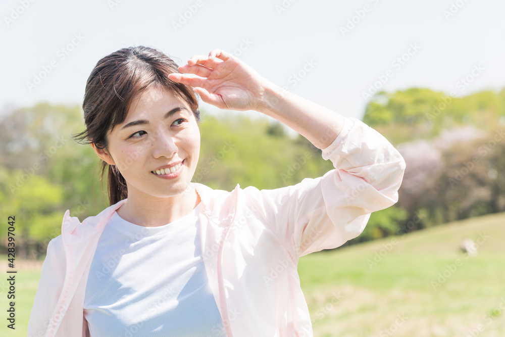 公園で運動をする女性