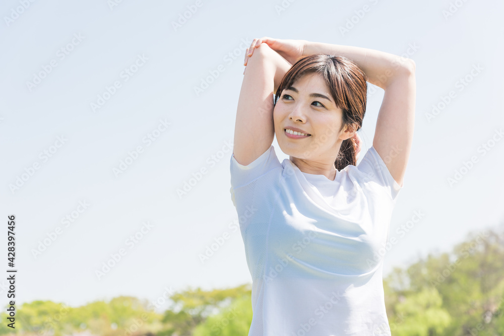 公園でストレッチをする女性