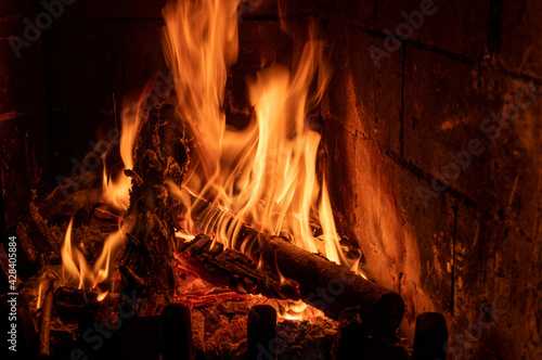 ogień w prawdziwym kominku z drewnem