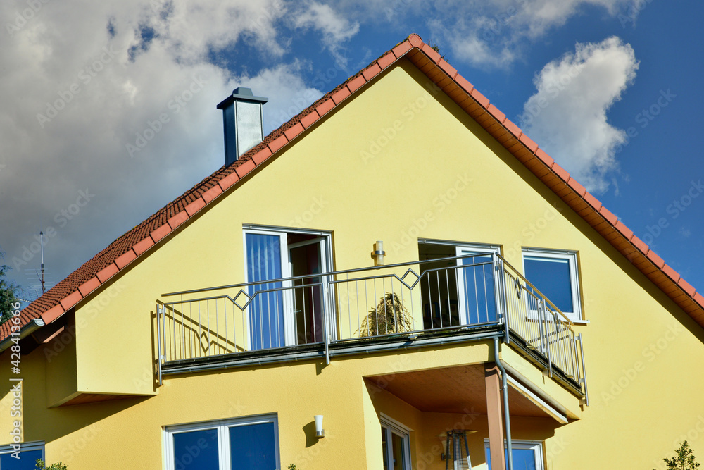 Moderner Balkon mit Edelstahl-Sichtschutz und Edelstahl-Geländer an einer Neubau-Hausfront