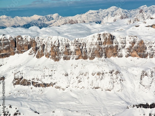 Traumhafter Panoramablick aus 3200 Meter Höhe im Winter von der Marmolada auf  den großen Bergstock der verschneiten Sella - Dolomiten, Südtirol photo