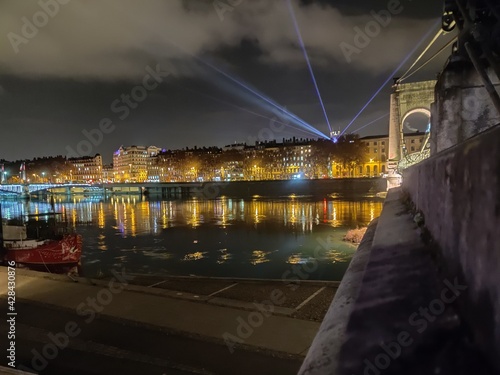 Fototapeta Naklejka Na Ścianę i Meble -  A bridge by night in Lyon