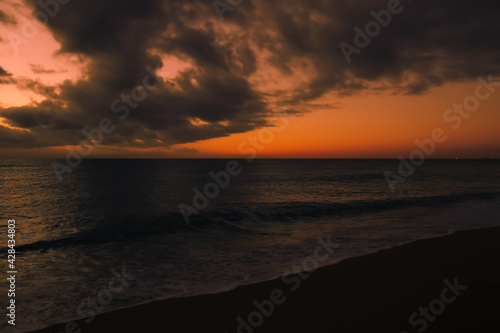 Fototapeta Naklejka Na Ścianę i Meble -  Sunrise over the sea with couds.