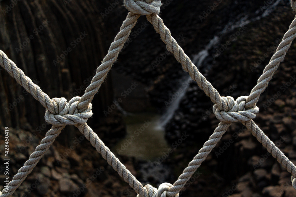nudos de cuerda en puente colgante sobre acantilado