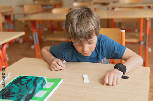 Obraz na płótnie Mandatory testing in schools. w salonie