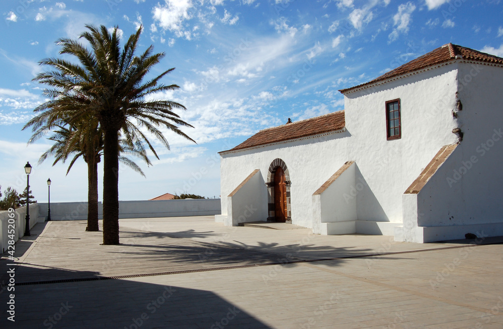 Kirchplatz an der Kirche in der alten Hauptstadt Chipude, La Gomera, Kanarische Inseln, Spanien