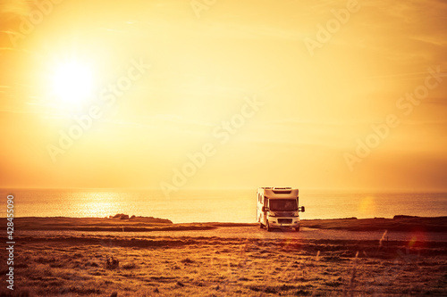 Wohnmbil an der Küste mit Meerblick