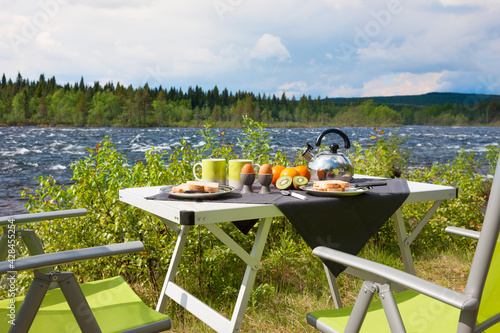 Campingtisch am Fluss an einem Wohnmobilstellplatz