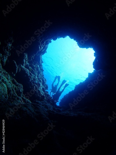 Diving spot Heart cave ハート型の洞窟へスキューバーダイビング © 鈴鹿 清水
