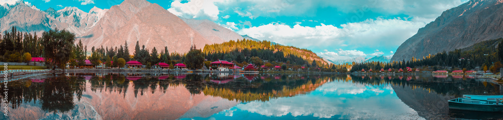 Fototapeta premium Lower Kachura Lake - Shangrila Lake