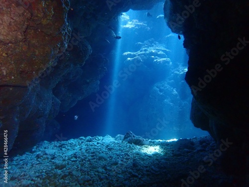 沖縄の青の洞窟で射し込む光 Okinawa's blue cave 