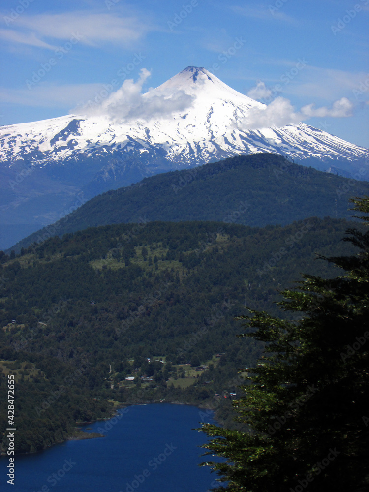 Volcán Villarica y Lago Tinquilco, Parque Huerquehue, Araucanía, Chile. Naturaleza en el sur de Chile
