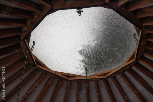 Bilde på lerret yurt skylight on a rainy day