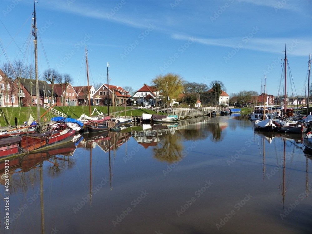 Hafenbecken mit Fischkuttern in Carolinensiel / Ostfriesland