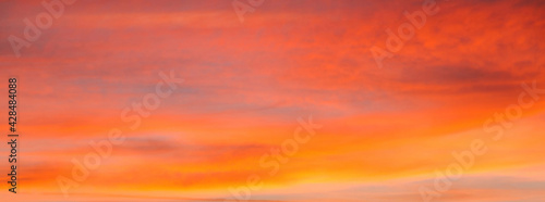 Cielo con nubes de color naranja al atardecer photo
