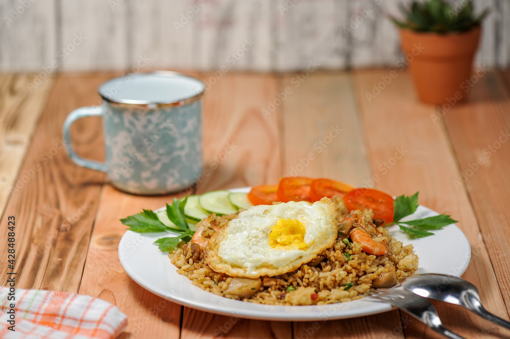 Nasi goreng terbuat dari nasi, udang, bakso dengan bumbu pedas, diolah dengan cara digoreng Nasi goreng terbuat dari nasi, udang, bakso dengan bumbu pedas, diolah dengan cara digoreng