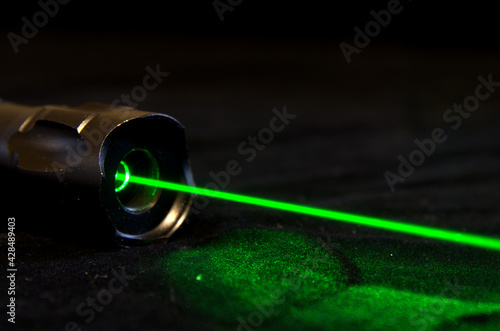 Potente puntatore laser con fascio verde. photo
