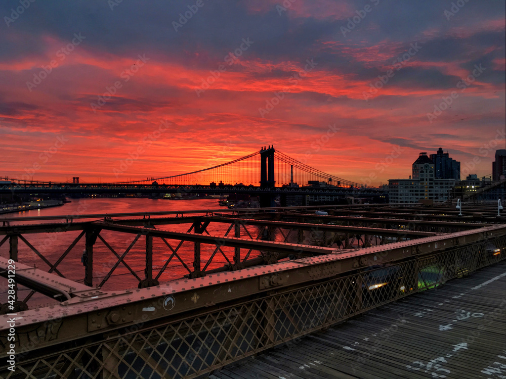 Obraz premium Dawn colors behind the Manhattan Bridge from the Brooklyn Bridge walkway