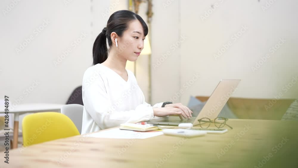 カジュアルな空間で仕事をする女性