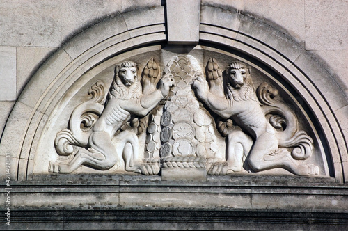 Money and lions carving photo