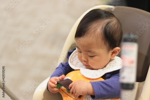 ショッピングモールでベビーカーに乗っている幼児