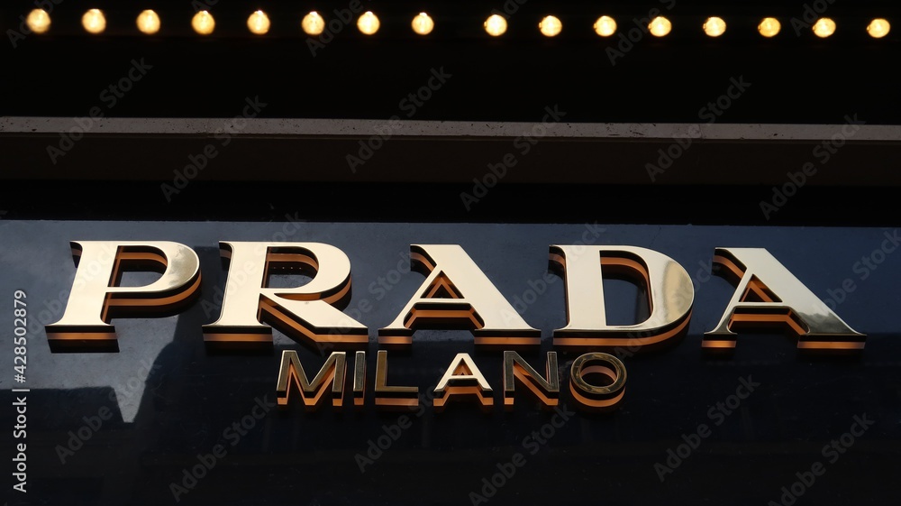 Enseigne / logo de l'entreprise de luxe Prada, célèbre marque italienne de  prêt-à-porter de