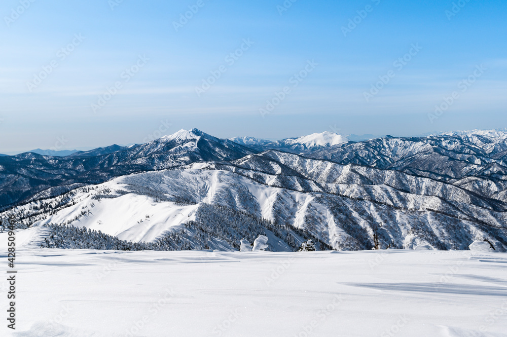 Fototapeta premium 会津駒ヶ岳から望む燧ヶ岳と至仏山