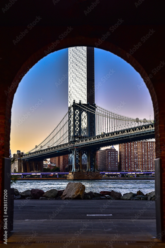 Fototapeta premium Portal to Manhattan Bridge