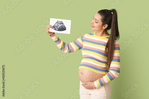 Happy pregnant woman holdin...