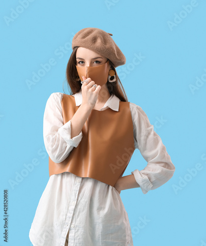 Fashionable young woman wea...