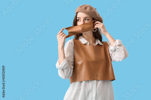 Fashionable young woman wea...