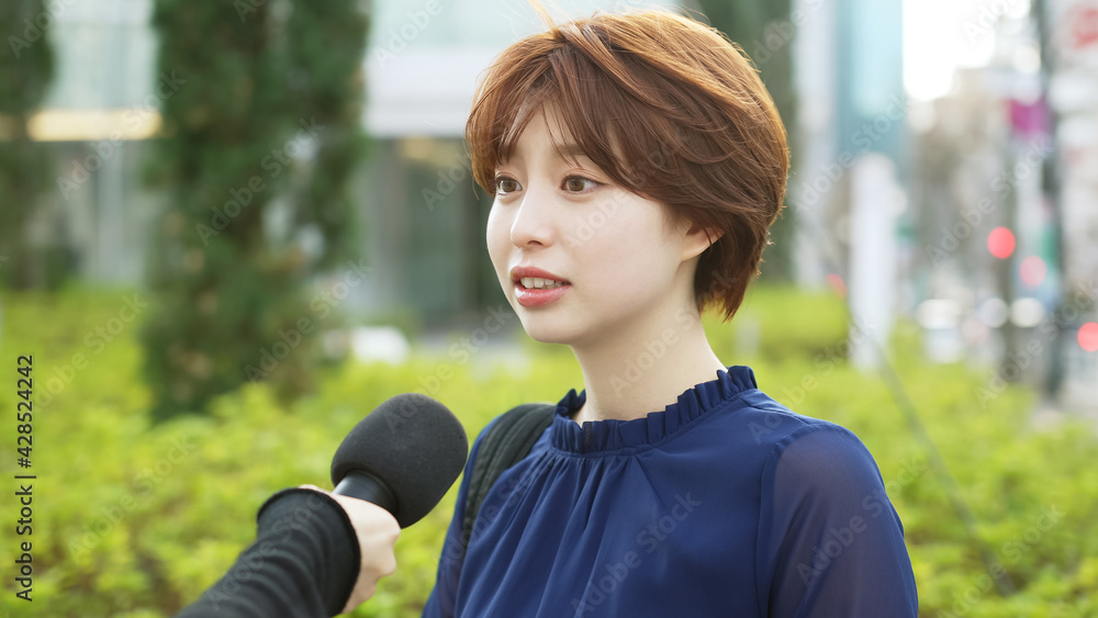 街頭インタビューを受ける女性 街頭インタビューを受ける女性