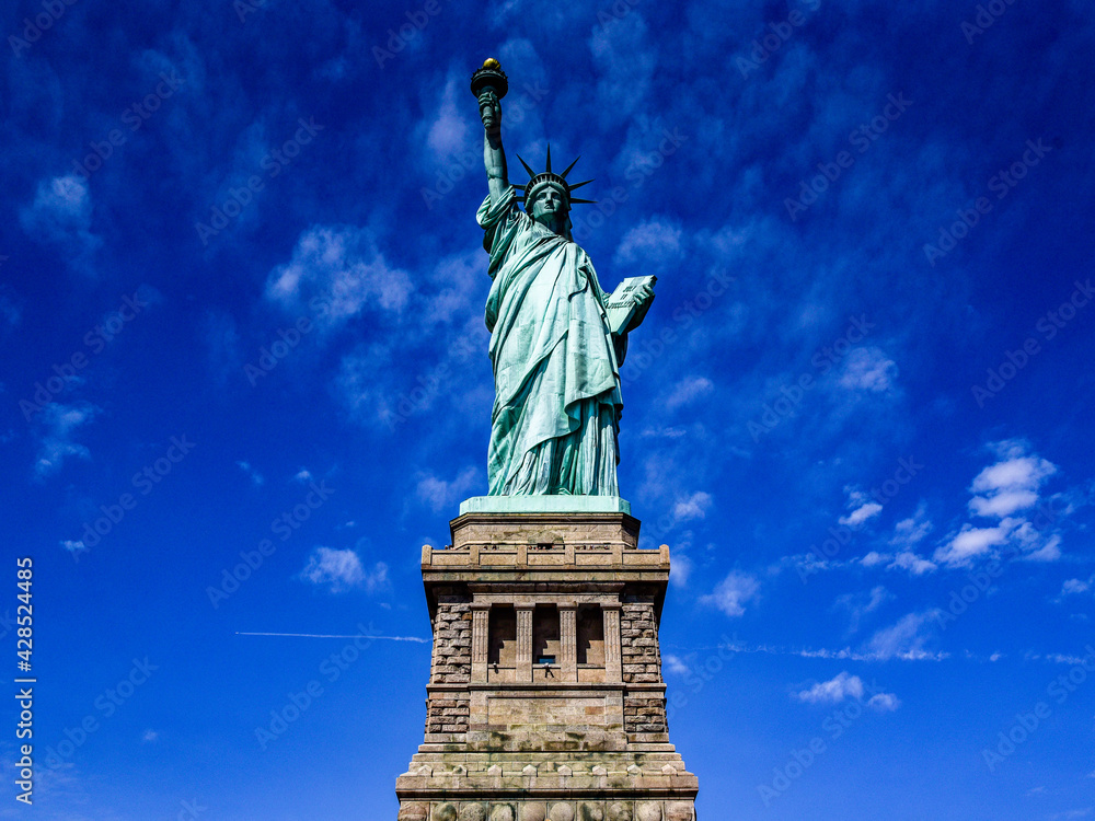 Fototapeta premium Statue of Liberty with wonderful blue sky 2