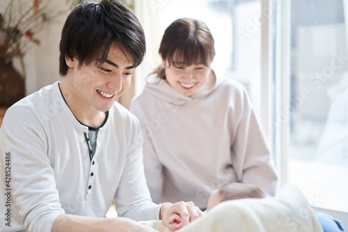 赤ちゃんと遊ぶアジア人の夫婦