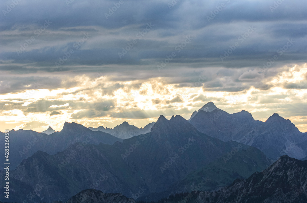 Ausblick in die Vorarlberger Alpen an einem stimmungsvollen Morgen im Sommer
