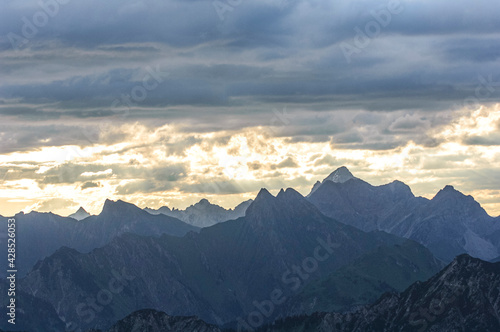 Ausblick in die Vorarlberger Alpen an einem stimmungsvollen Morgen im Sommer © ARochau