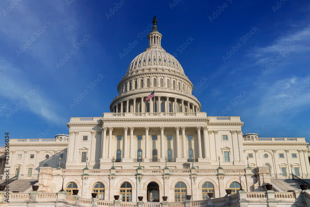Obraz premium The United States pf America capitol building on a sunny day. Washington DC. USA.