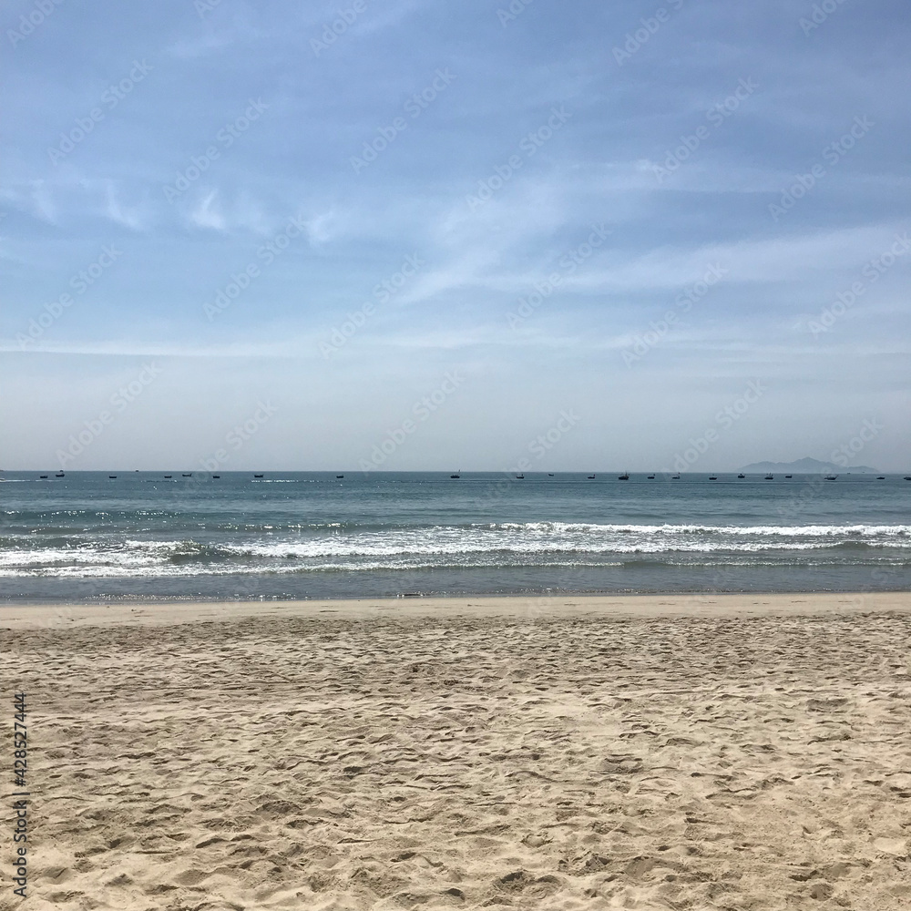 맑은 하늘과 바닷가