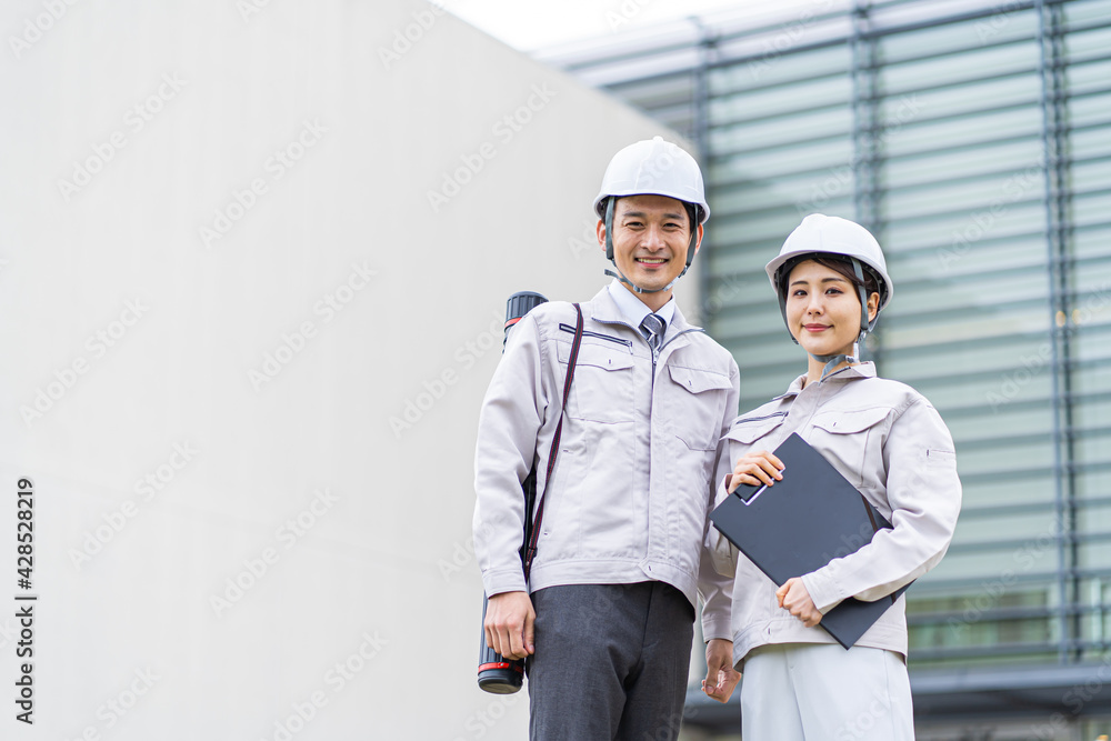 作業着を着た日本人男女 ポートレート 作業着を着た日本人男女 ポートレート
