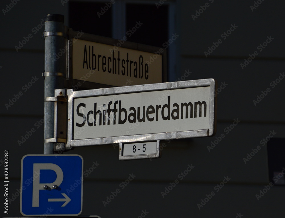 Strassenschild Schiffbauer Damm / Albrechtstrasse im Stadtteil Mitte, Berlin