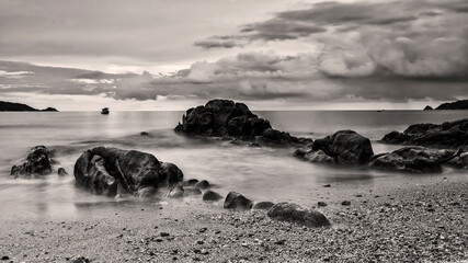 Tuinposter Zwart wit Zeezicht op Kalim Beach Phuket  © Blanscape