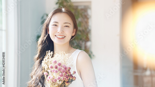 花束を持つ女性 ウェディングイメージ Free Download 花束を持つ女性 ウェディングイメージ - GFXLoad