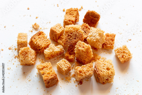Photos homemade rusks croutons of white crispy bread close up crackers