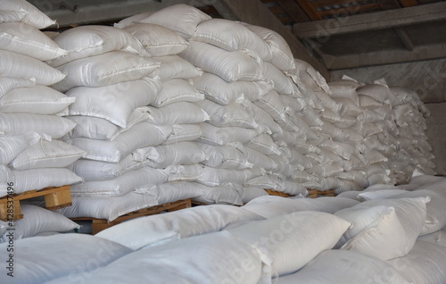 Bags of rice are placed on wooden pallets in straight rows in the warehouse for further transportation. © BAR