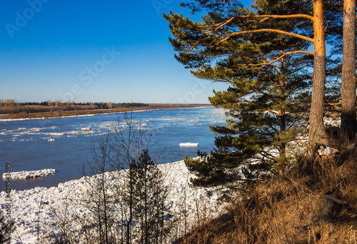 Bild auf Leinwand Ice drift along the Tom river. Tomsk. Russia.
