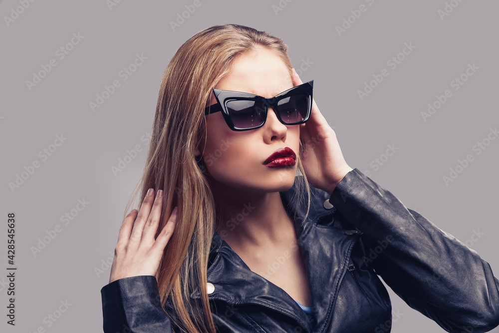 Fashion portrait of beautiful girl wearing sunglasses. Close-up of cute woman on white background, isolated. Fashion portrait of beautiful girl wearing sunglasses. Close-up of cute woman on white background, isolated.