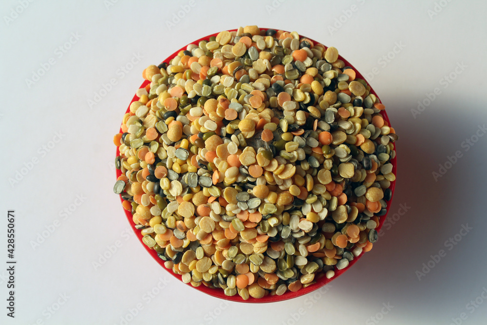 Foto de A bowl of mixed lentils that are widely used in India. Lentils