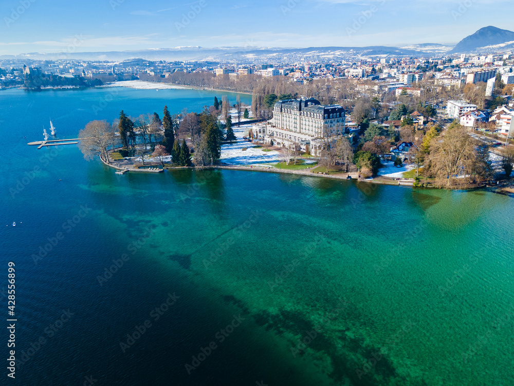 Vue aérienne d'Annecy et son lac, France